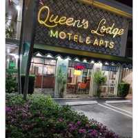 Queens Lodge Motel Logo